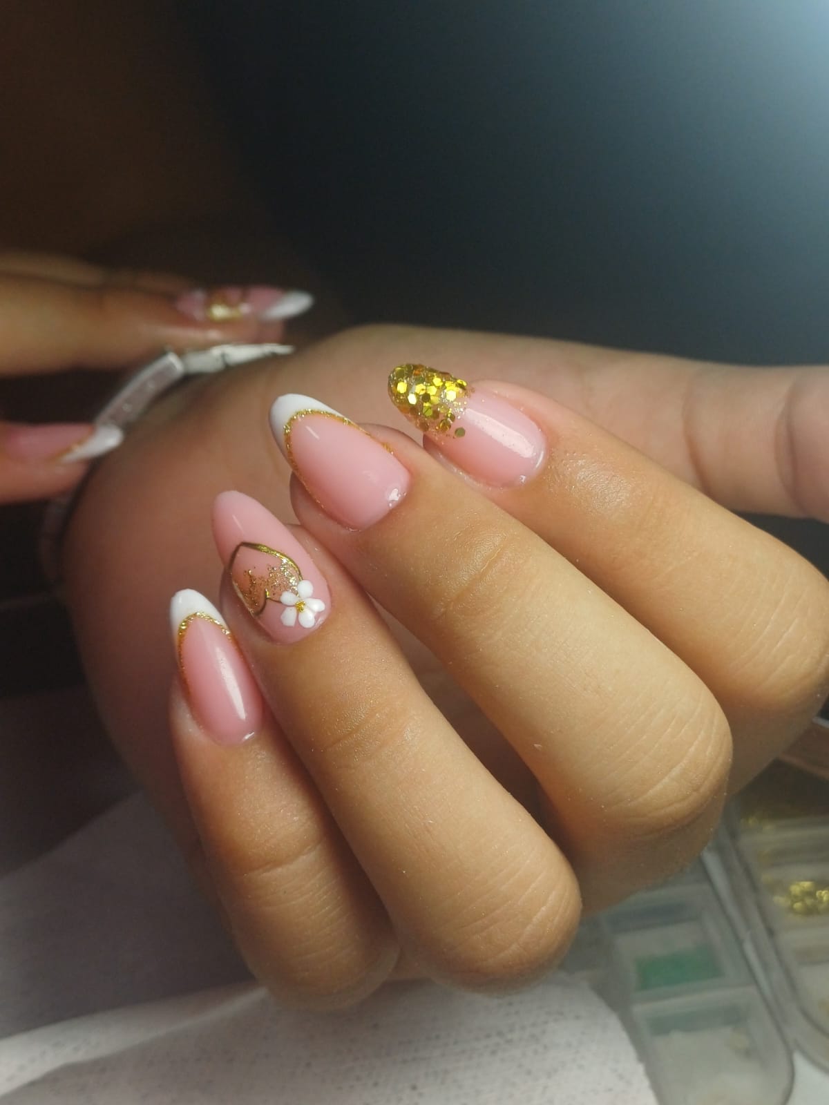 Uñas con detalles dorados - Andrea Nails