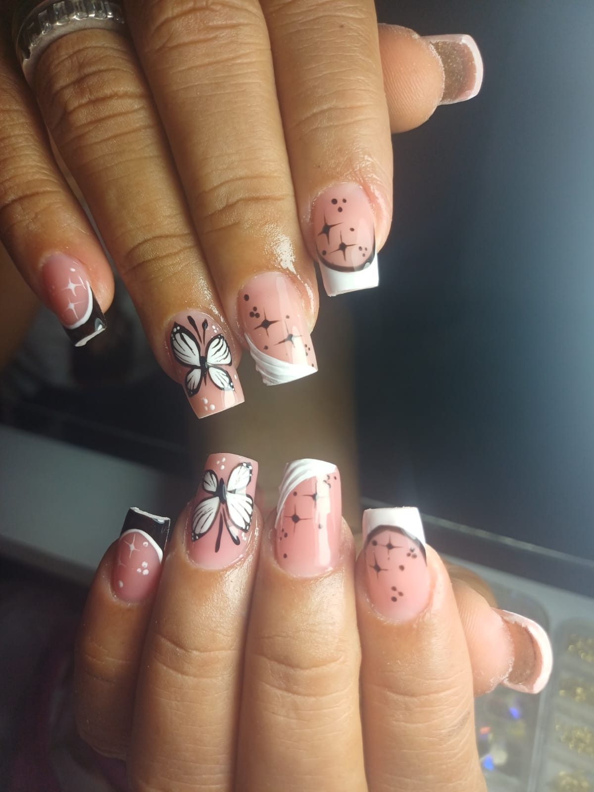 Uñas con piedras brillantes - Andrea Nails